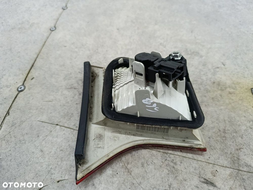 LAMPA TYLNA PRAWA W KLAPE AUDI A4 B7 8E5945094A HELLA SEDAN - 9