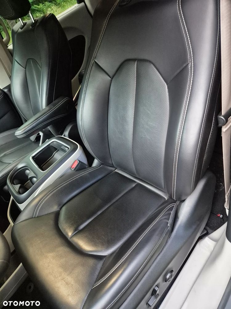 Chrysler Pacifica - 33