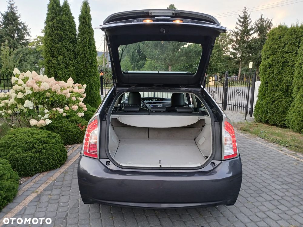 Toyota Prius (Hybrid) Executive - 33