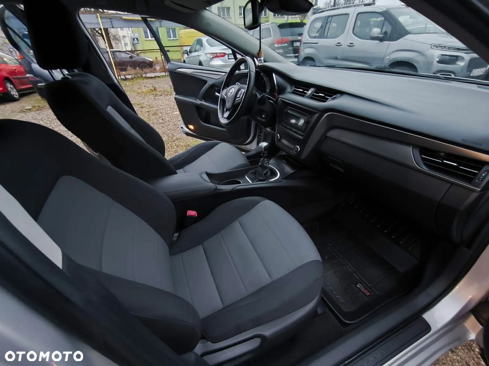 Toyota Avensis 1.8 Active - 10