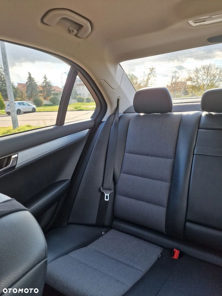 Mercedes-Benz Klasa C 200 CGI BlueEff Avantgarde - 21