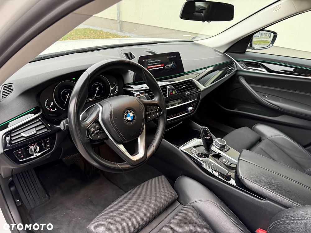 BMW Seria 5 530e iPerformance xDrive Sport Line sport - 27