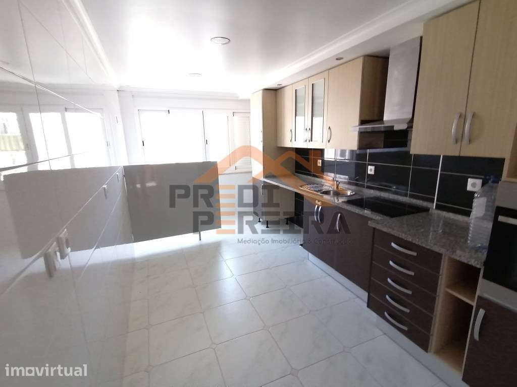 Situado em Odivelas, T3 remodelado para arrendamento. - Grande imagem: 2/19