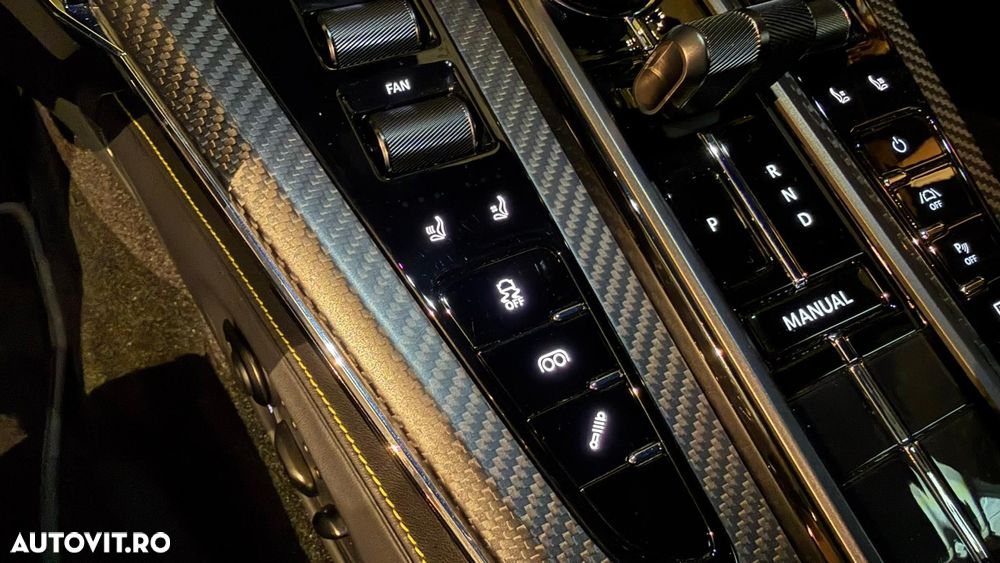 Aston Martin V8 Vantage - 37