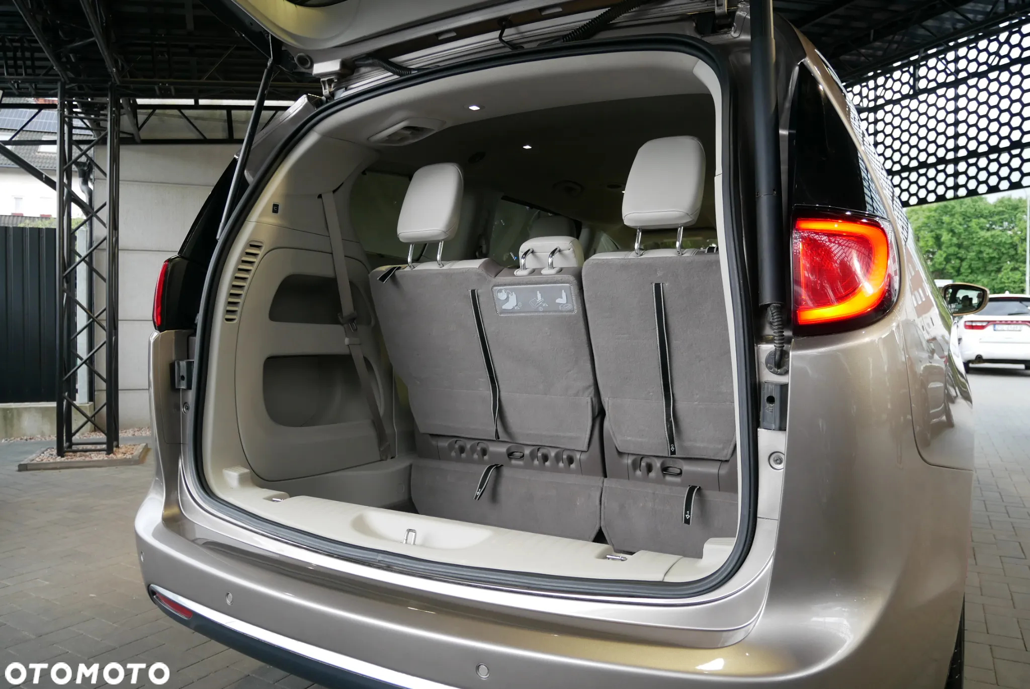 Chrysler Pacifica - 30