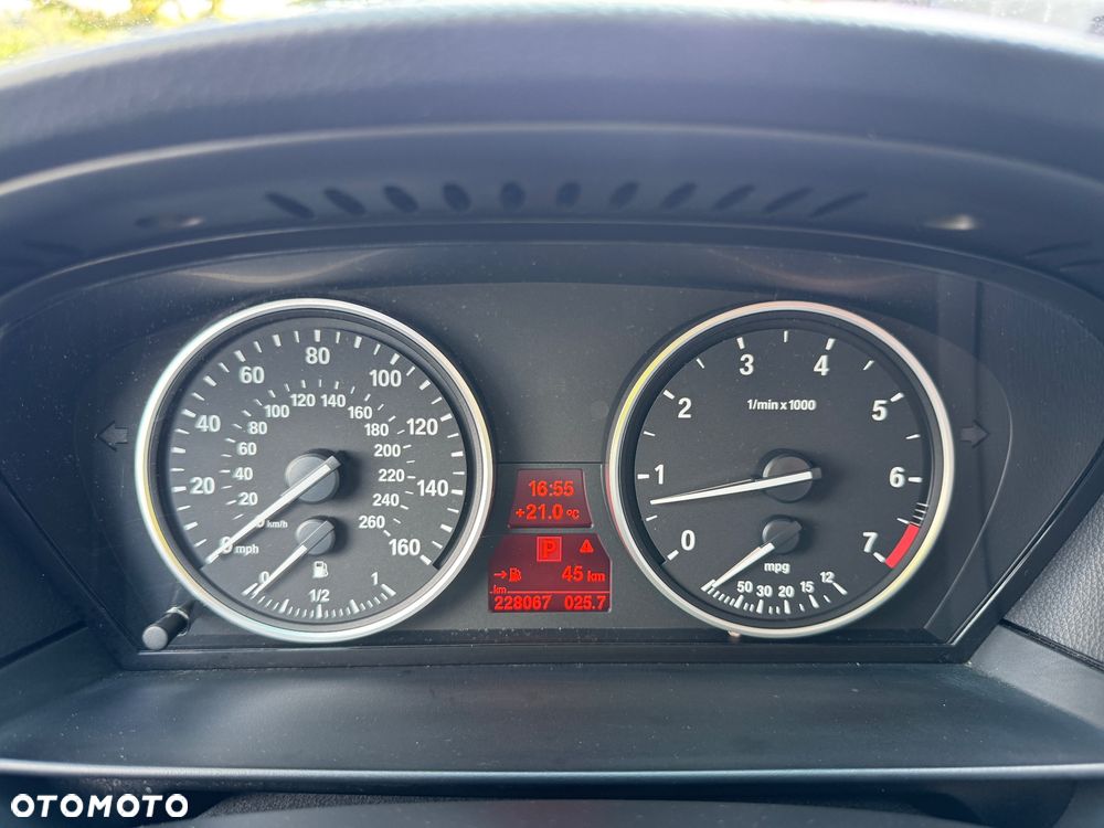 BMW Seria 5 550i Sport-Aut - 27