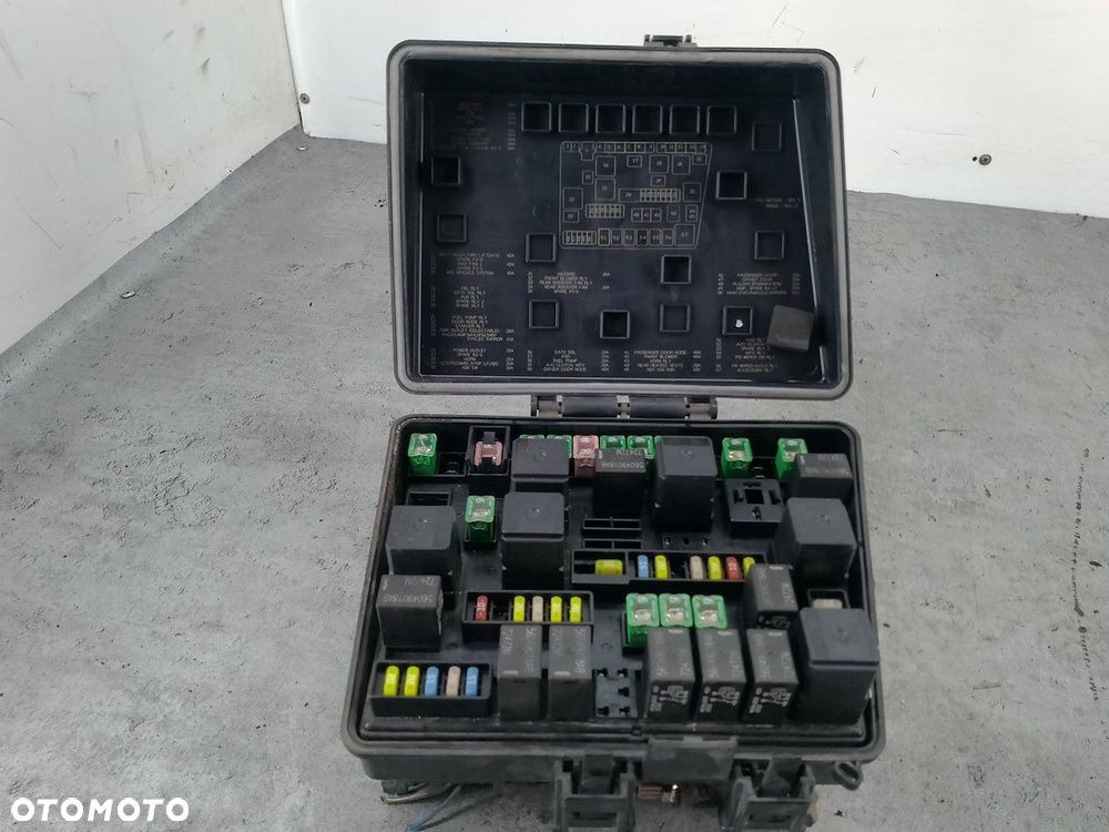 SKRZYNKA BEZPIECZNIKÓW CHRYSLER PACIFICA 04727832AI 3.5 V6 - 7