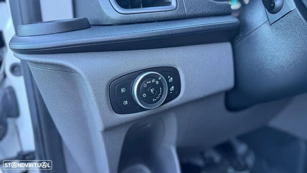 Ford Transit Custom 2.0 TDCi CX Automática - 24
