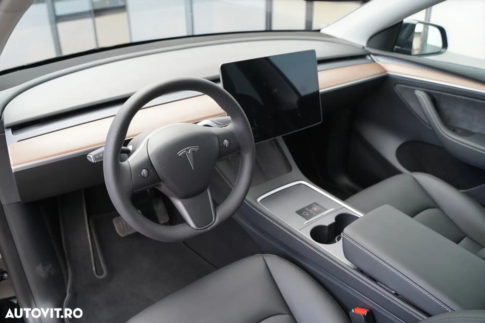 Tesla Model Y Long Range Dual Motor AWD - 10