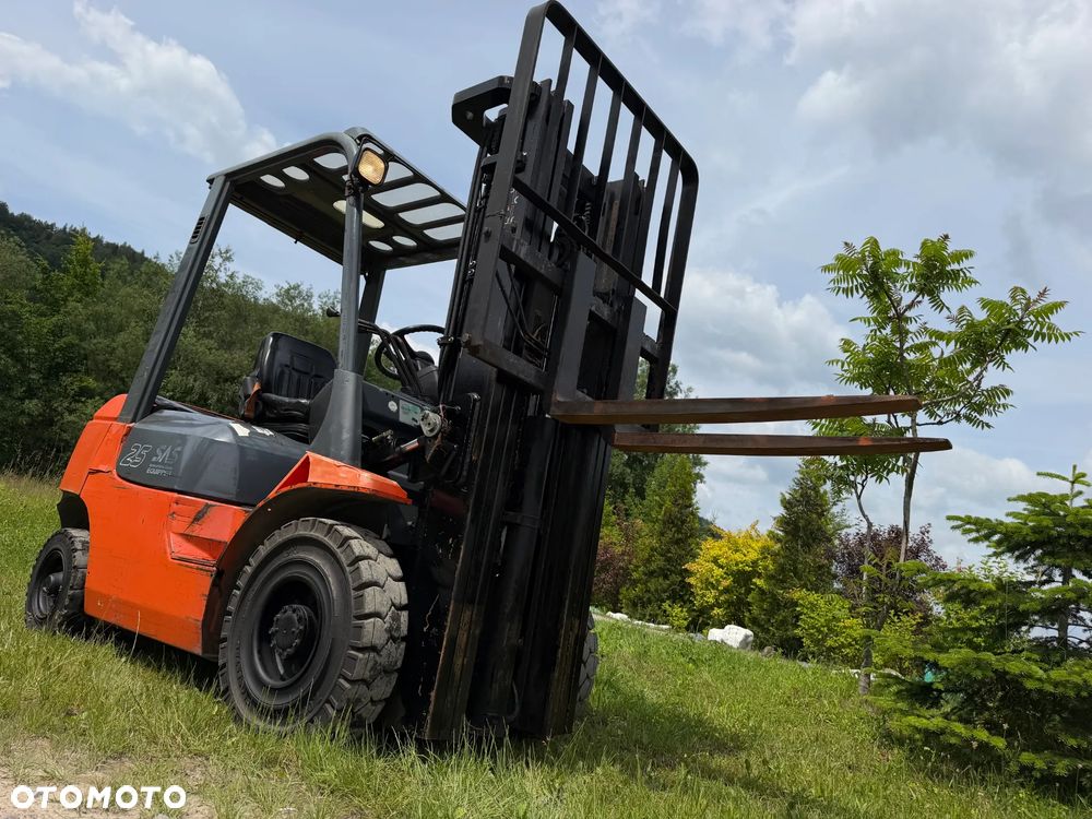Toyota 7FDF25 Wózek Widłowy 2,5tony. Niski Przebieg 4800 mtg. Wolny skok. Triplex. Oryginał z Norwegii z Gospodarstwa ziemniaczanego woził lekkie ładunki.. Zero luzów i wycieków. Maszyna po wszystkich dużych serwisach w DEKRA. ZERO wkładu własnego. Maszt Triplex. Dodatkowa 3 linia Hydrauliczna. Diesel! Hamulce brzytwa! Koła pełne. REWERS JAZDA. Opony bardzo ładne. Oświetlenie fabryczne. Potężna moc. Wysoka precyzja pracy oraz jazdy! - 32