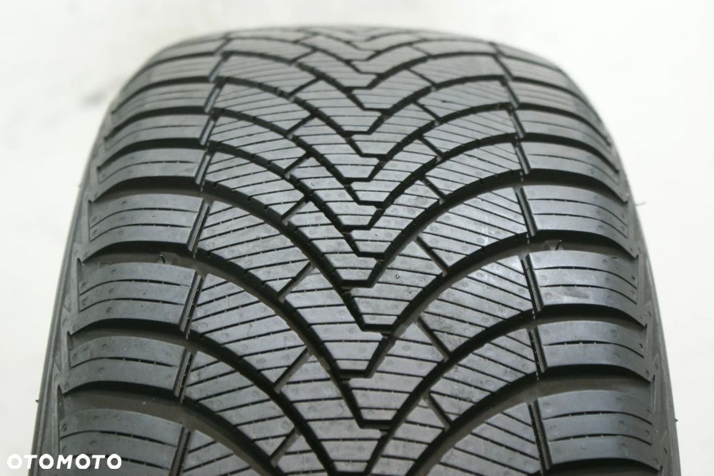 215/60R17 KUMHO SOLUS 4S HA32 , 6,7mm 2023r B2249 - 1
