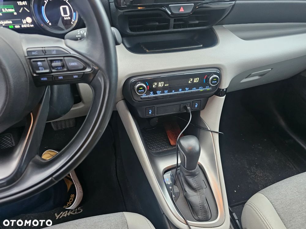 Toyota Yaris Hybrid 100 Selection - 14