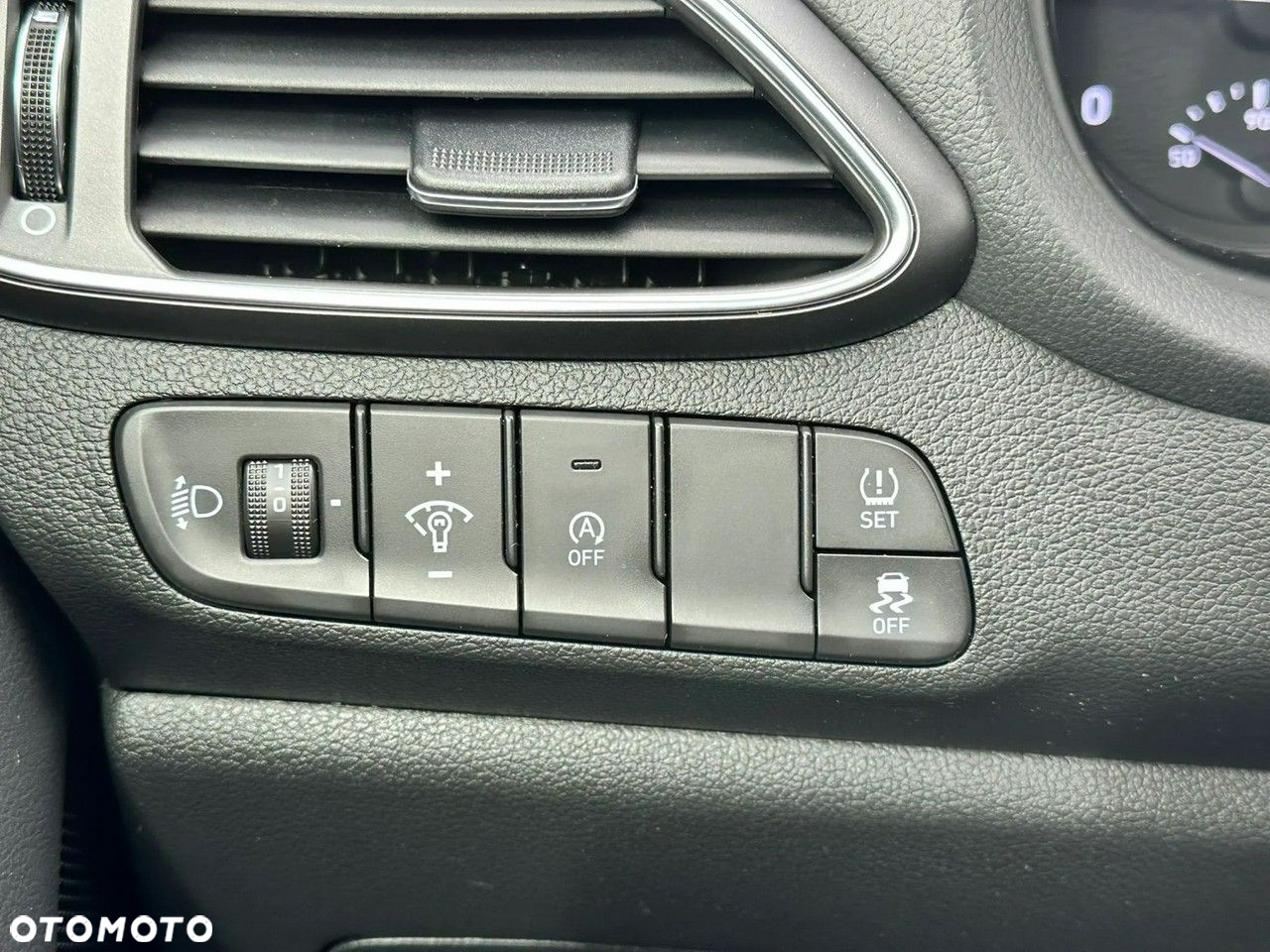 Hyundai i30 1.6 D Classic + - 24