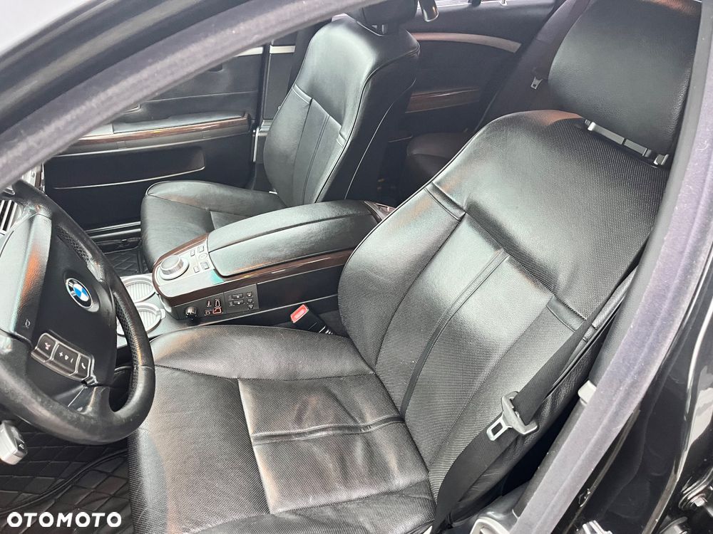 BMW Seria 7 740i - 8