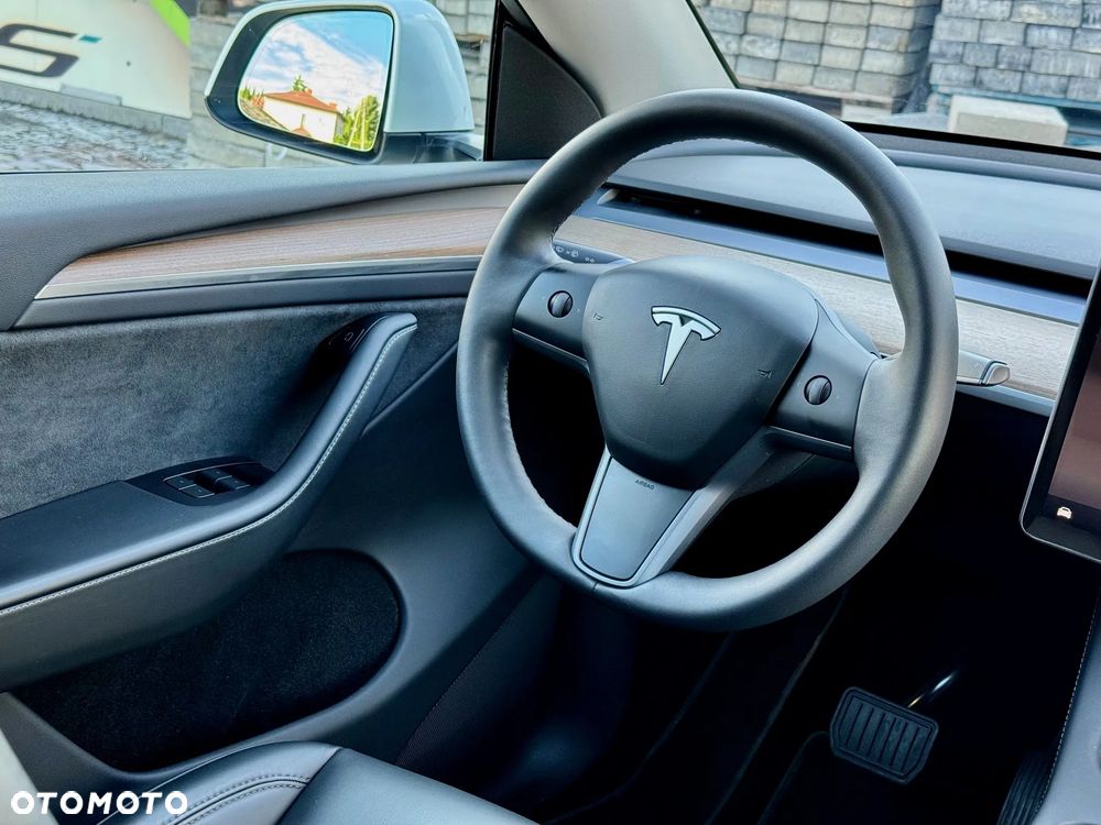 Tesla Model Y - 11