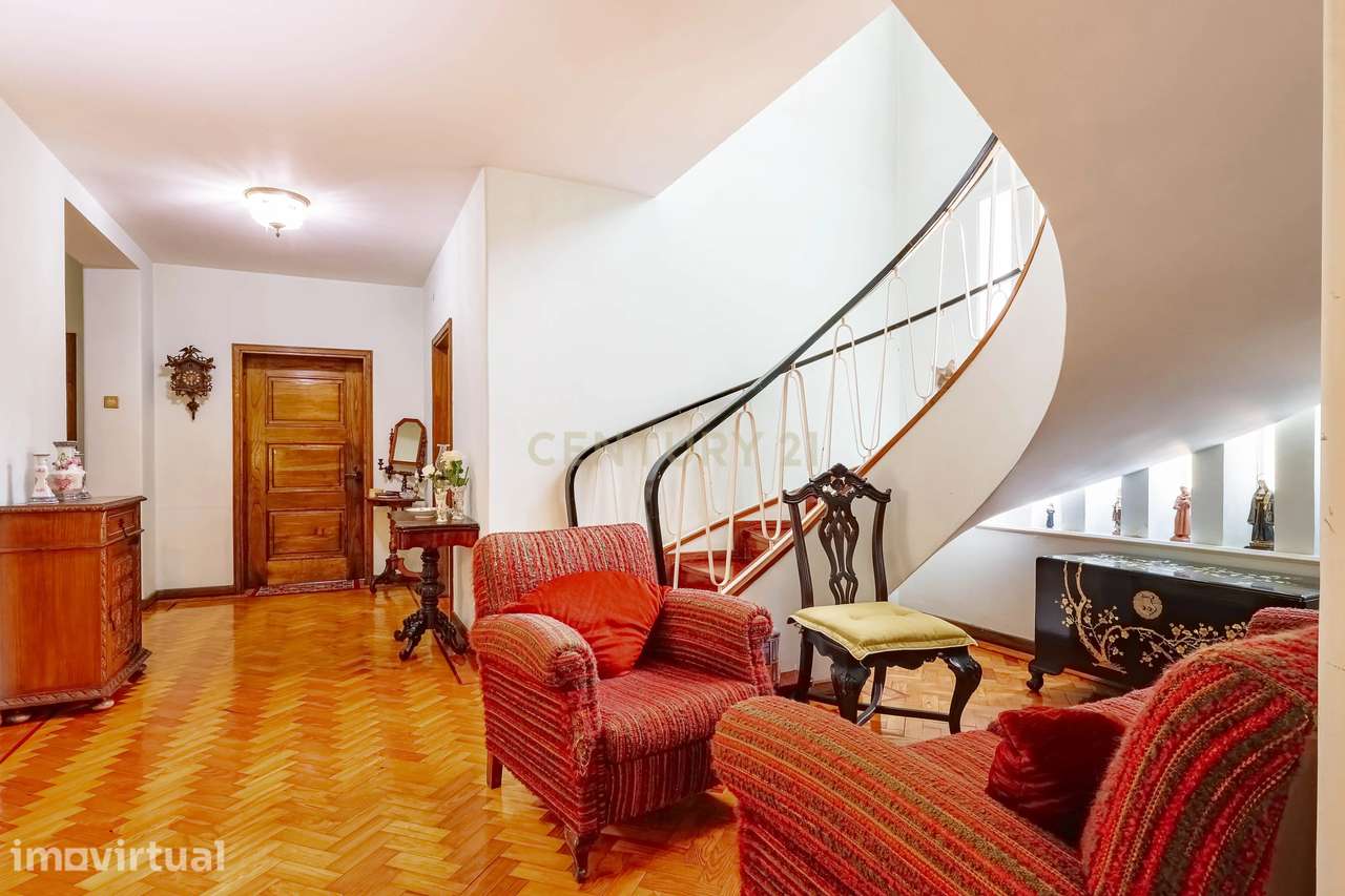 Moradia de 4 Frentes  com terreno de 2500m2  junto a igreja nova do tr - Grande imagem: 5/32