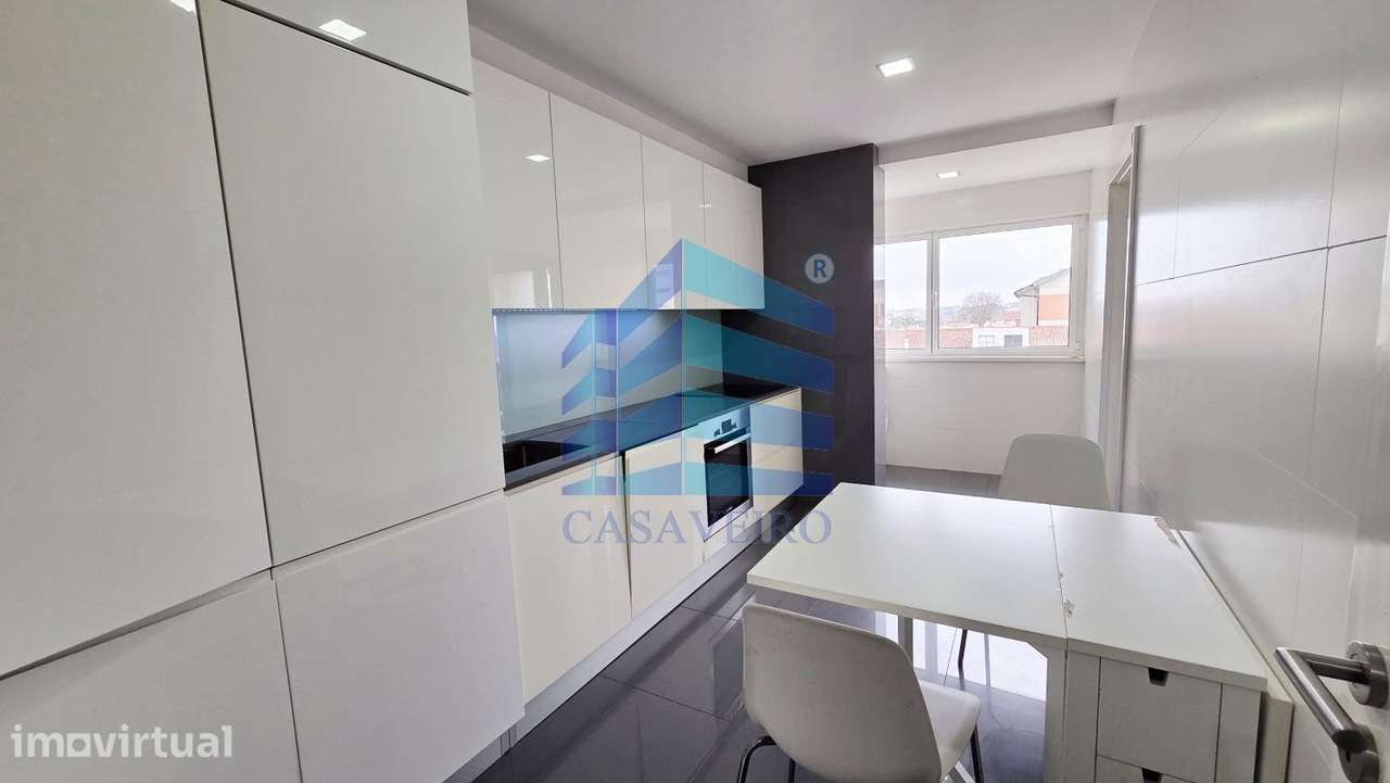 Apartamento T2+2 Duplex, junto ao Glicínias - Grande imagem: 2/18