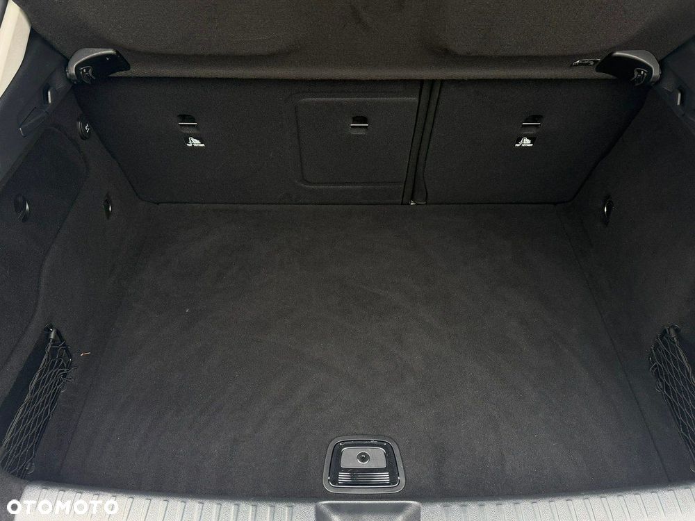 Mercedes-Benz GLA - 33