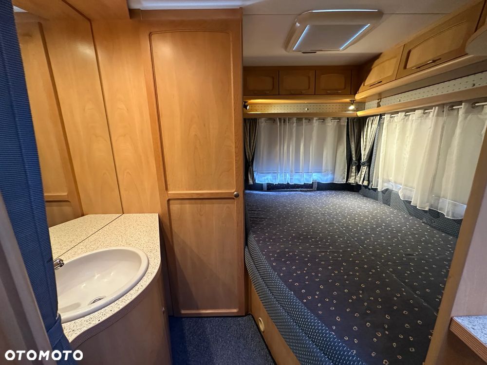 Burstner 500 VENTANA z napędem i markizą kasetową THULE. - 32