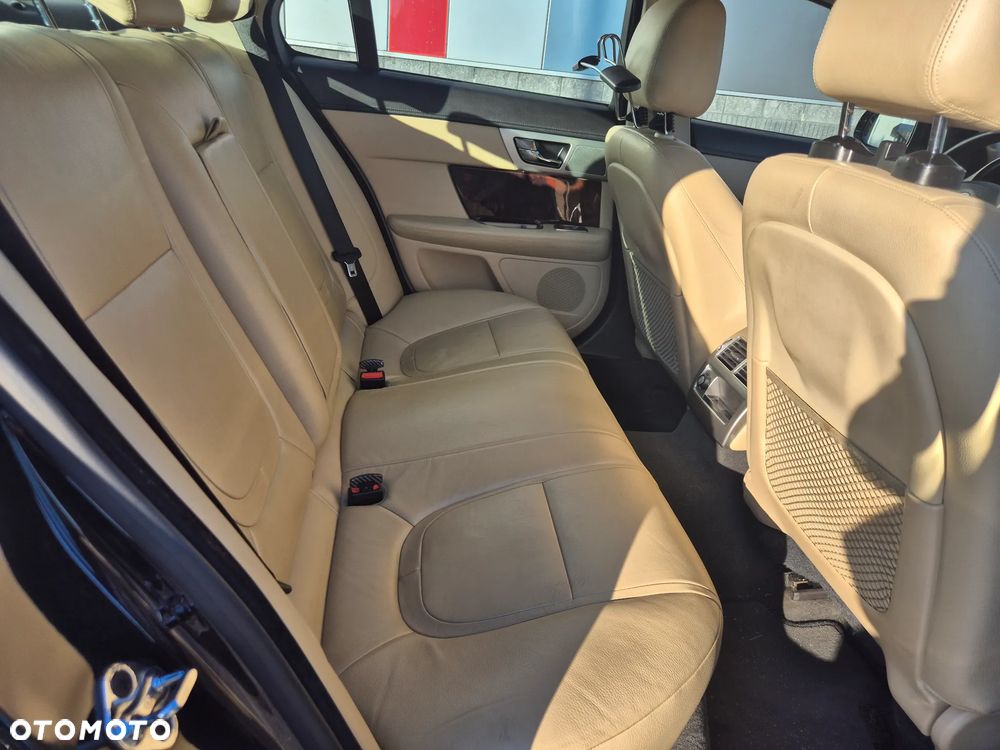 Jaguar XF 2.2 D - 19