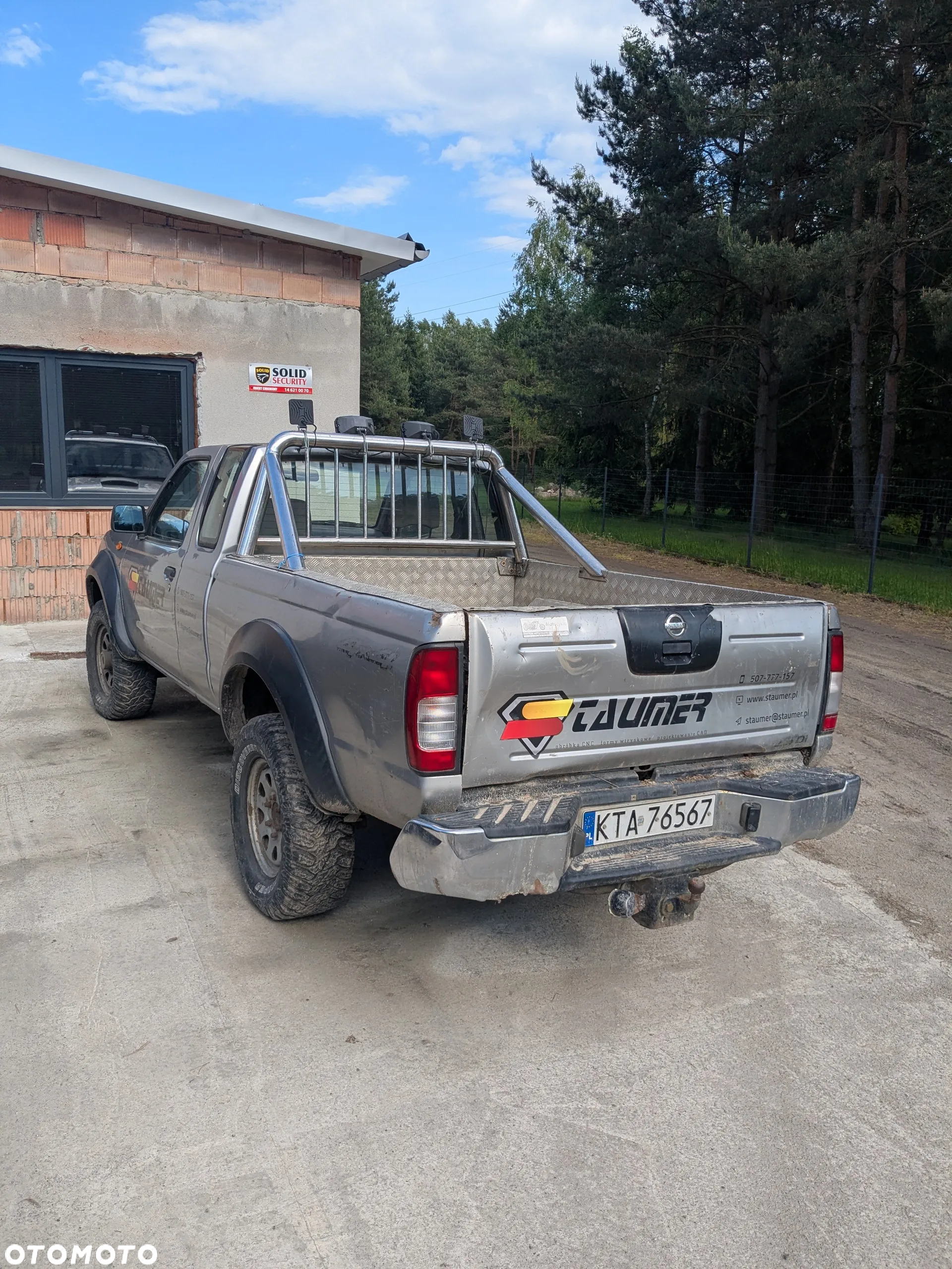 Nissan Pickup - 4