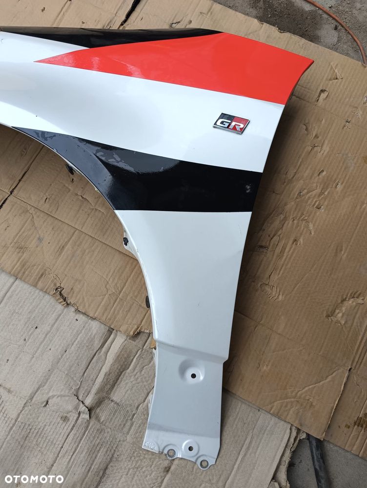 BŁOTNIK LEWY PRZÓD TOYOTA YARIS 4 GR. - 3