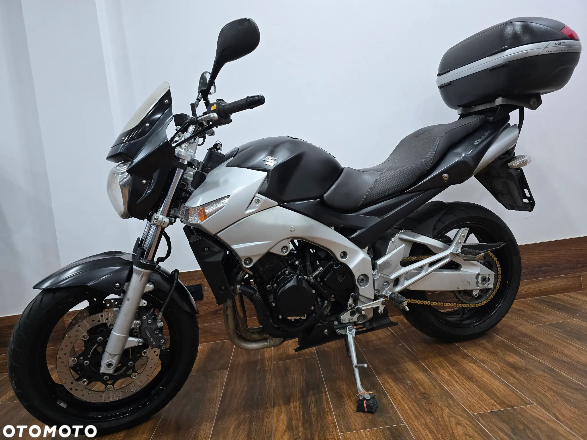 Suzuki GSR - 26