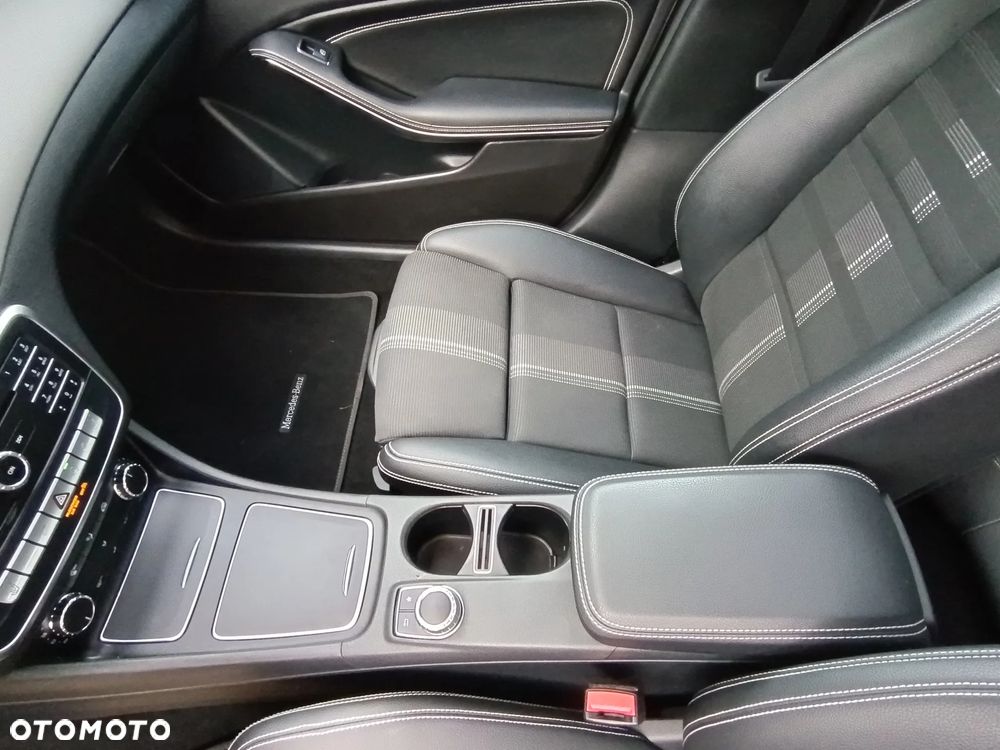 Mercedes-Benz GLA 200 7G-DCT UrbanStyle Edition - 22