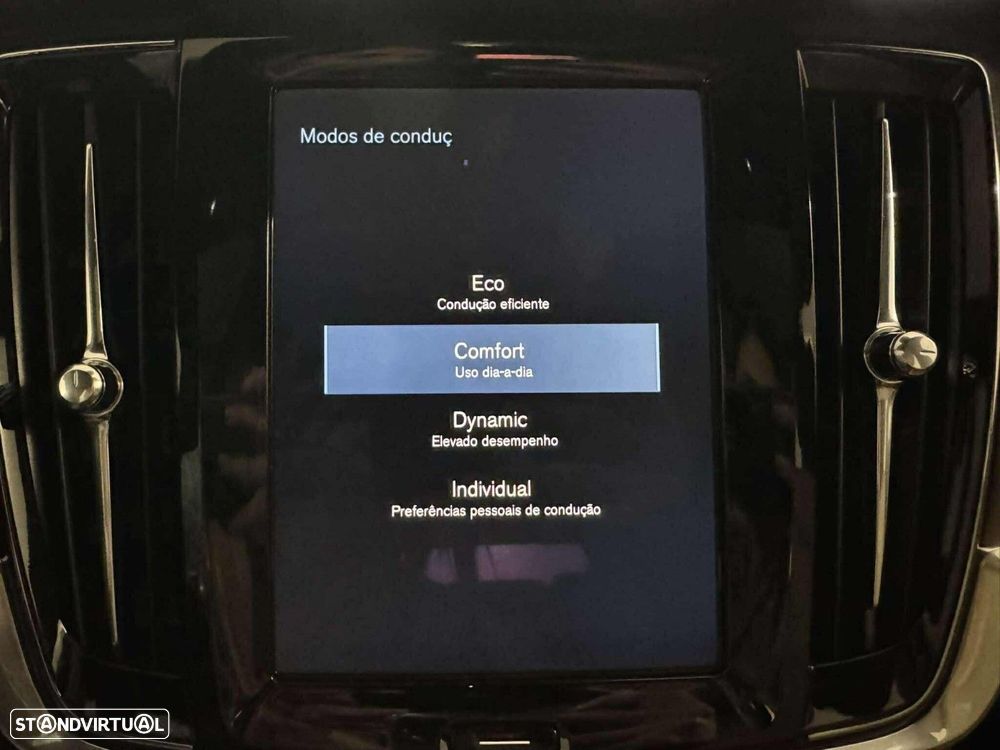 Volvo V90 2.0 D4 Momentum Geartronic - 28