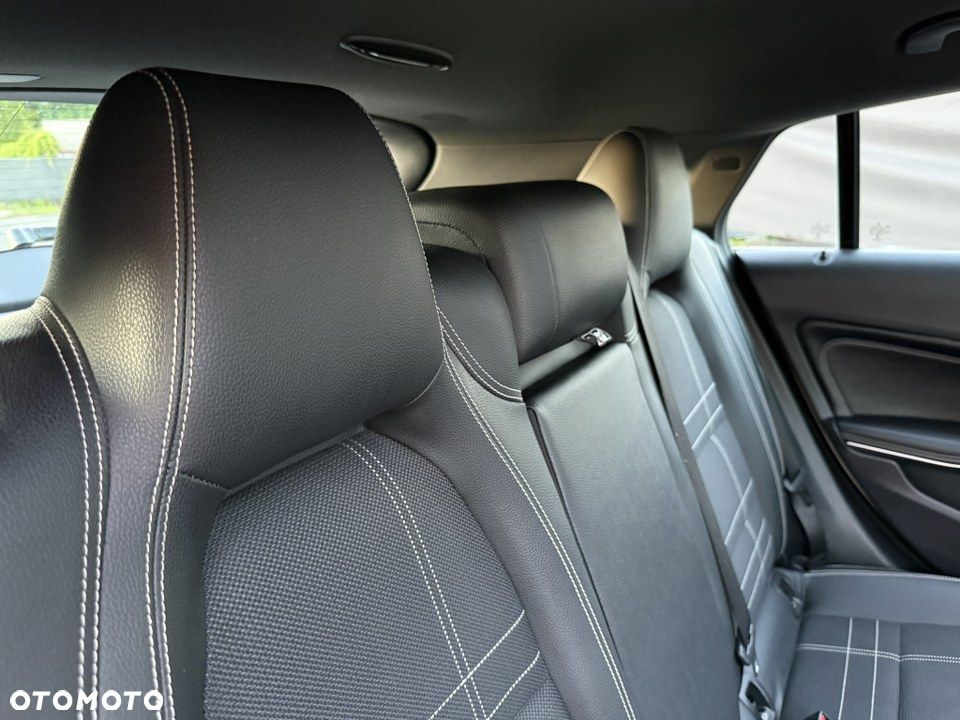 Mercedes-Benz CLA 180 AMG Line - 35