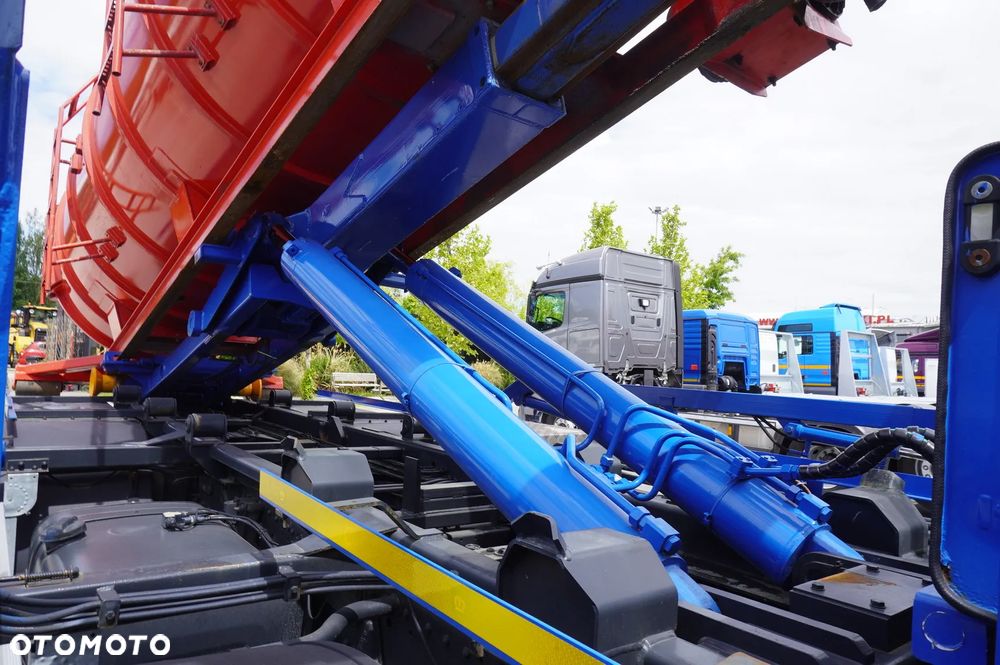 MAN TGS 35.400 8×4 E5 / Hakowiec HYVA LIFT 32.56 SE / Beczka Asenizacyjna 13000 l - 15