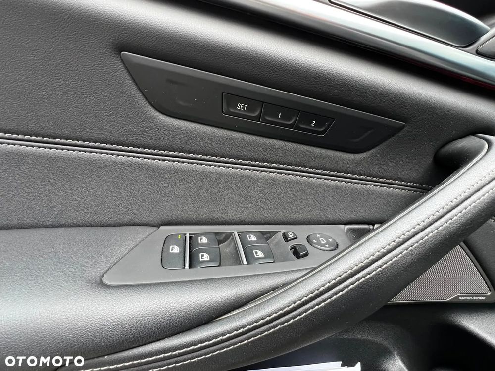 BMW Seria 5 M550i xDrive - 16