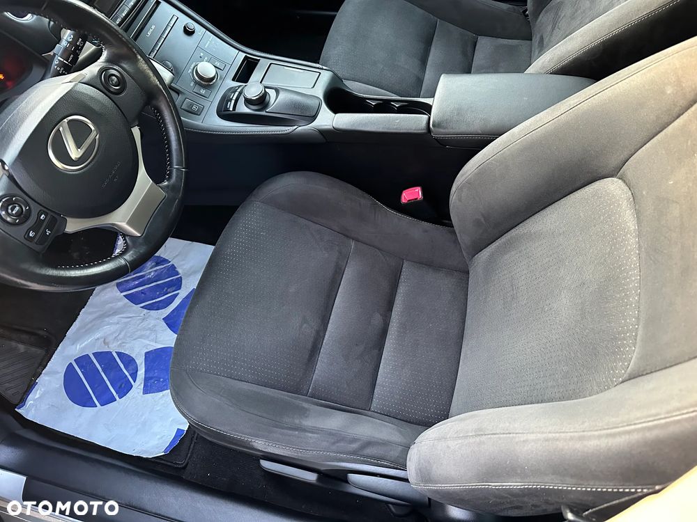 Lexus CT ver-200h - 22