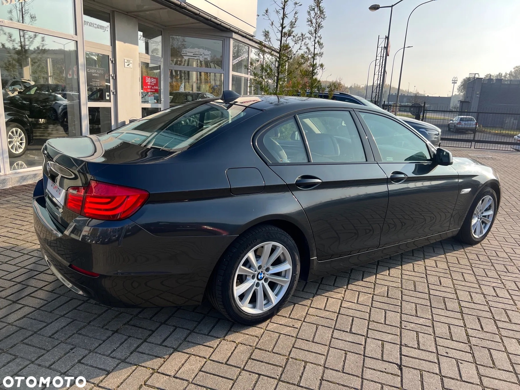 BMW Seria 5 523i Sport-Aut - 2