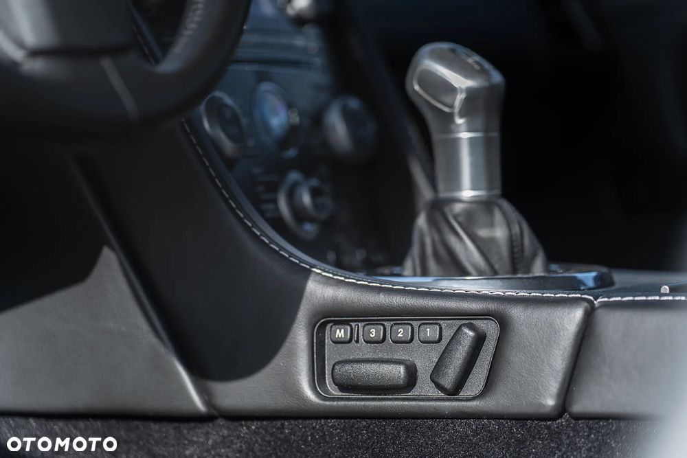 Aston Martin V12 Vantage Carbon Black - 26