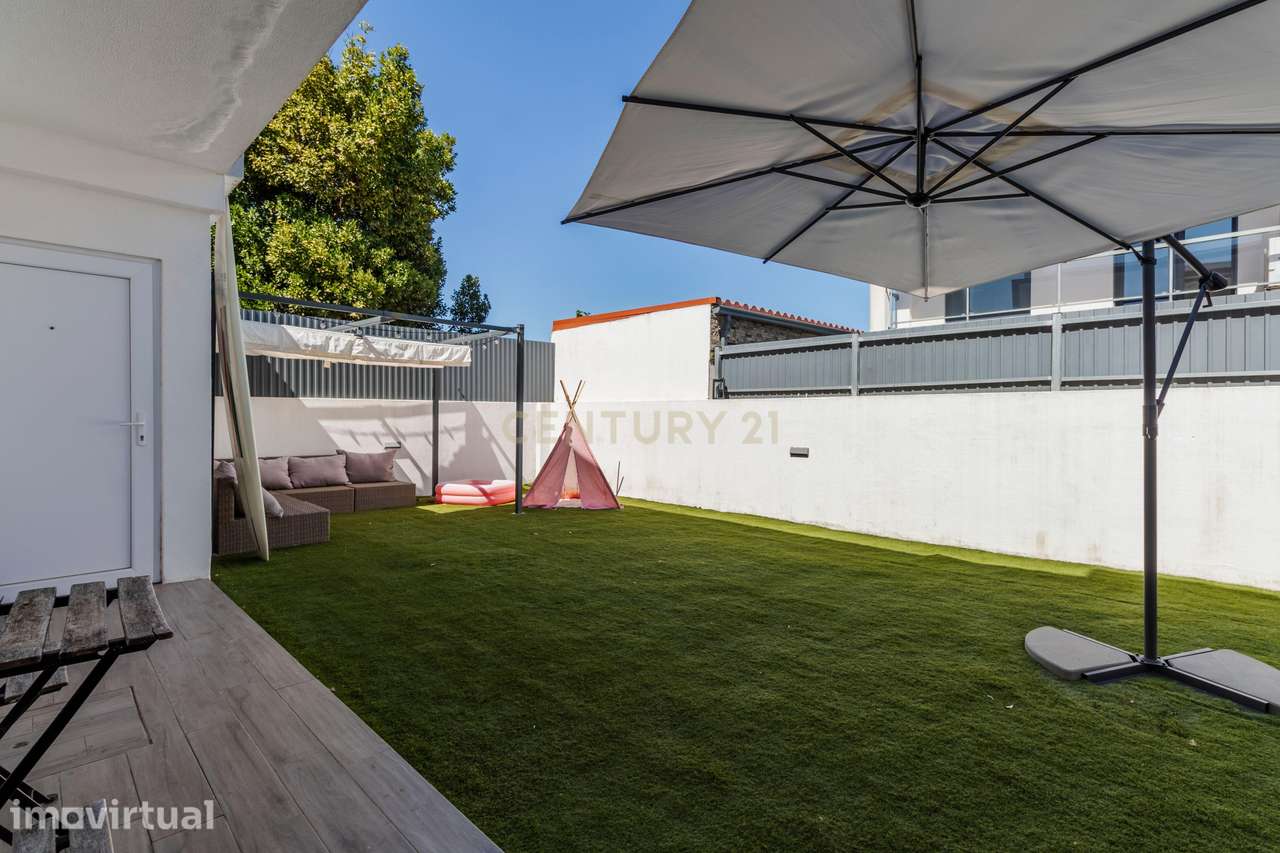 Moradia T4 de 2021 em Fernão Ferro | Mais de 200m² | Garagem | Excelen