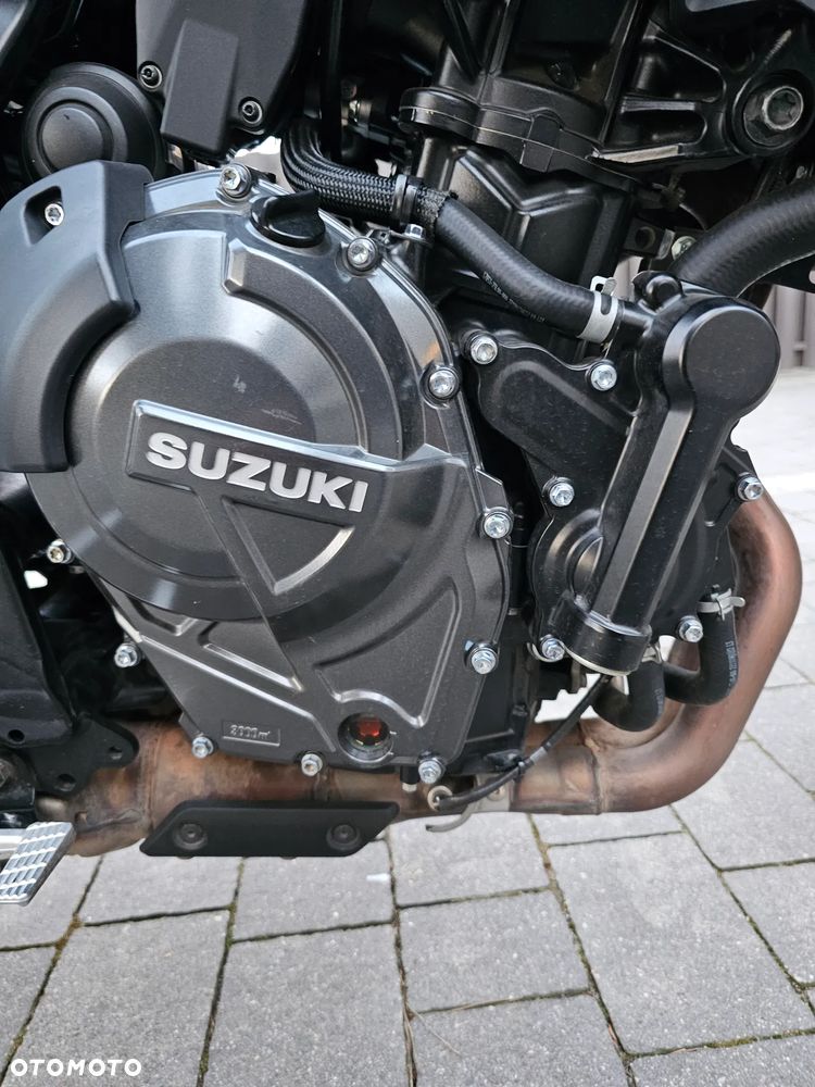 Suzuki GSX - 12