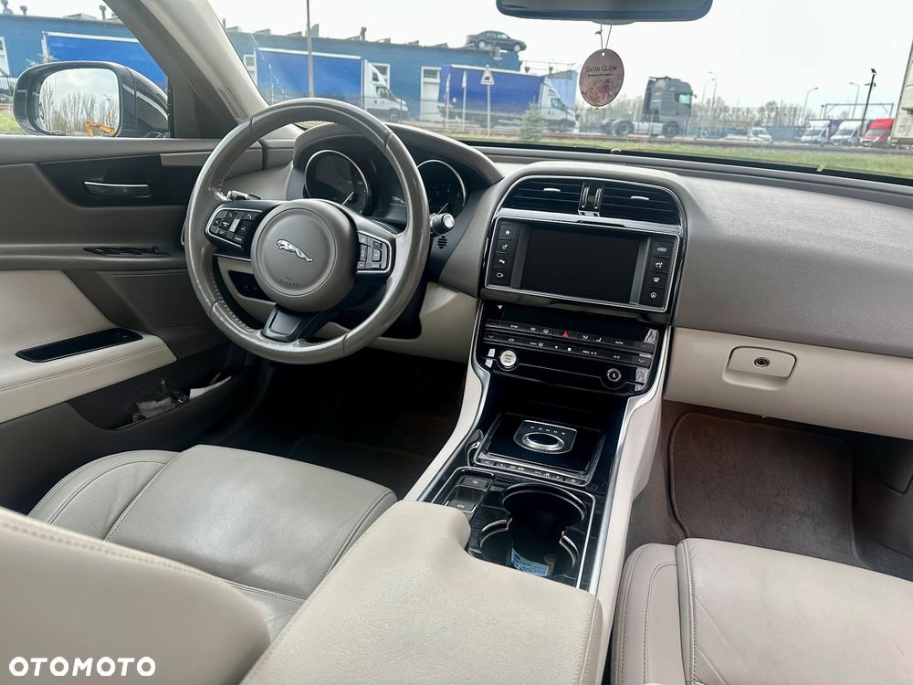 Jaguar XE 2.0 T Prestige - 12