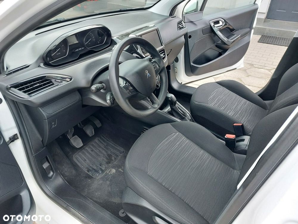 Peugeot 208 - 10