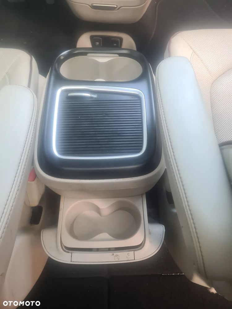 Chrysler Pacifica - 16