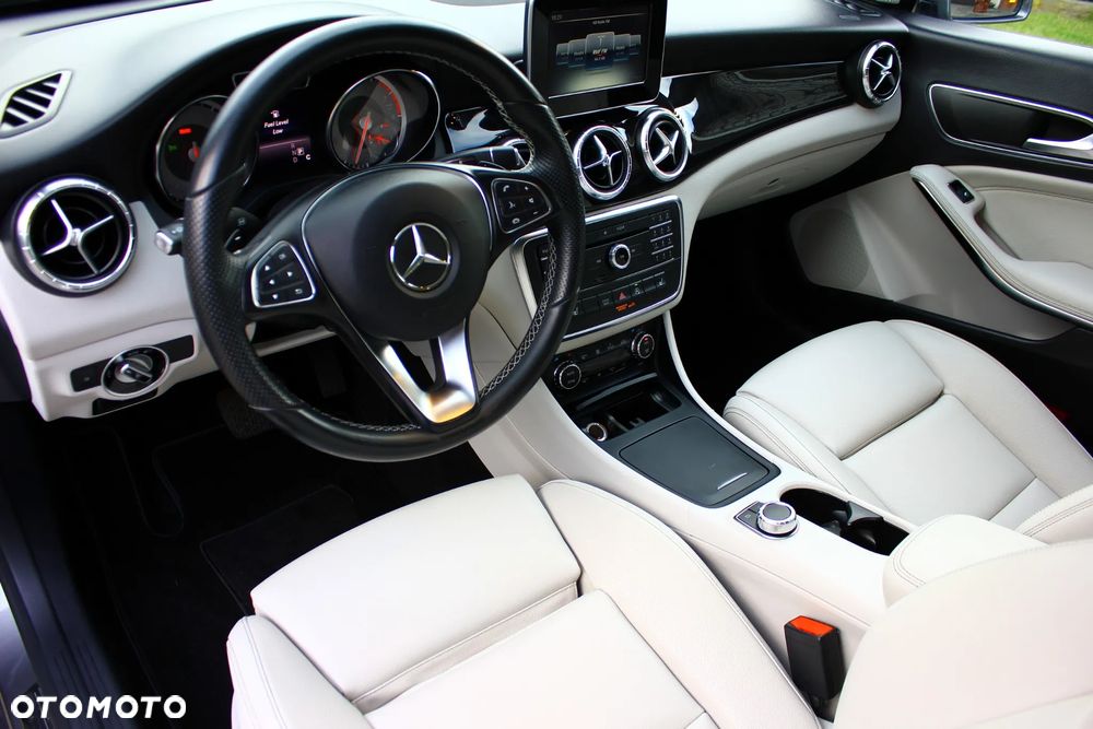 Mercedes-Benz CLA 250 4Matic 7G-DCT - 24