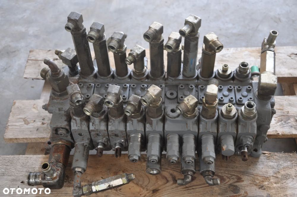 Rozdzielacz hydrauliczny Kubota KX 155-3  C0070-36914 - 3