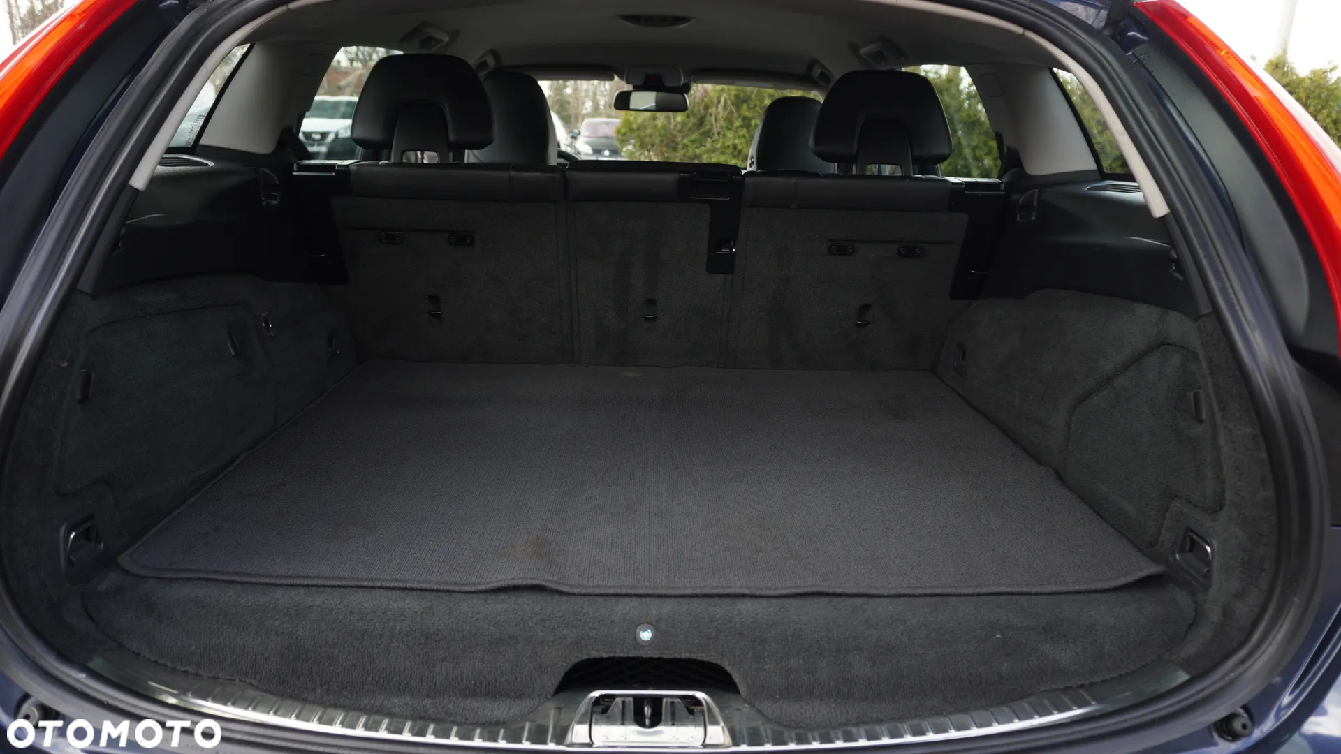 Volvo V60 D6 AWD Plug-in Hybrid Momentum - 27