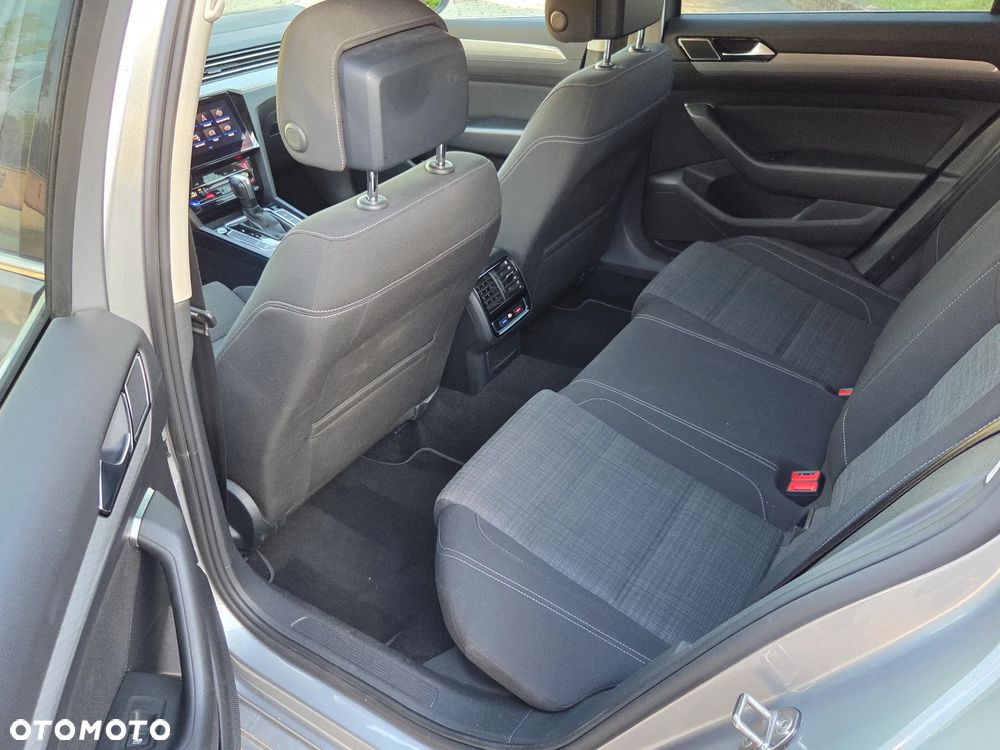 Volkswagen Passat - 12