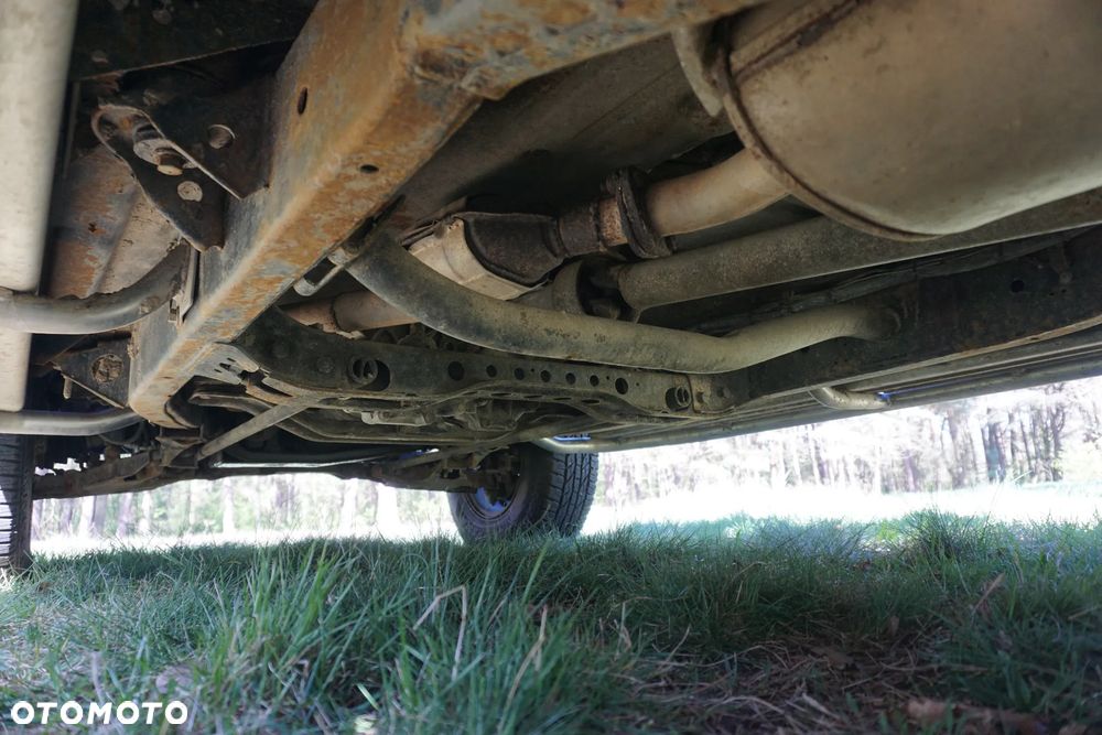 Nissan Terrano 2.4 SR - 11