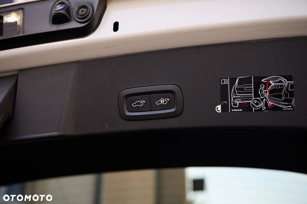 Volvo XC 40 T3 Momentum Pro - 24