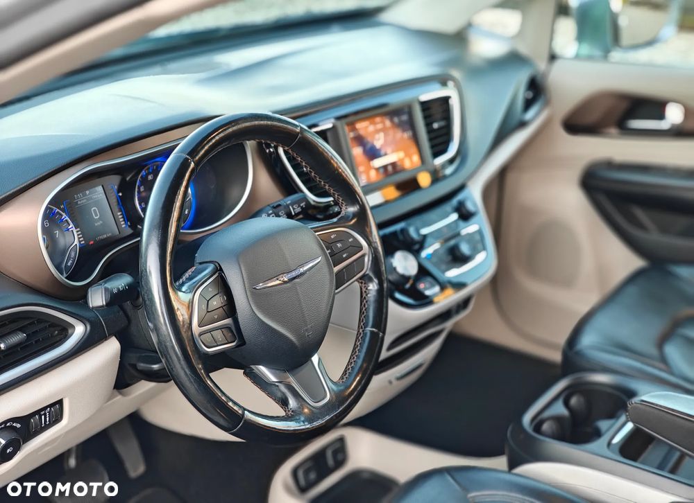 Chrysler Pacifica - 11
