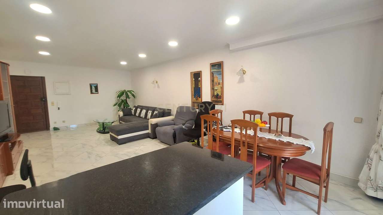 Luminoso Apartamento T2 com Varanda a Sul e Piscina no Centro de Albuf - Grande imagem: 3/16