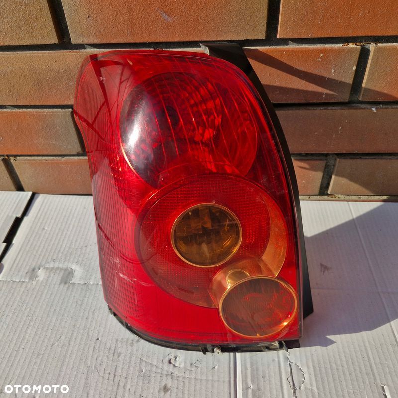 LAMPA LEWA LEWY TYŁ TYLNA TOYOTA AVENSIS T25 KOMBI EUROPA - 1