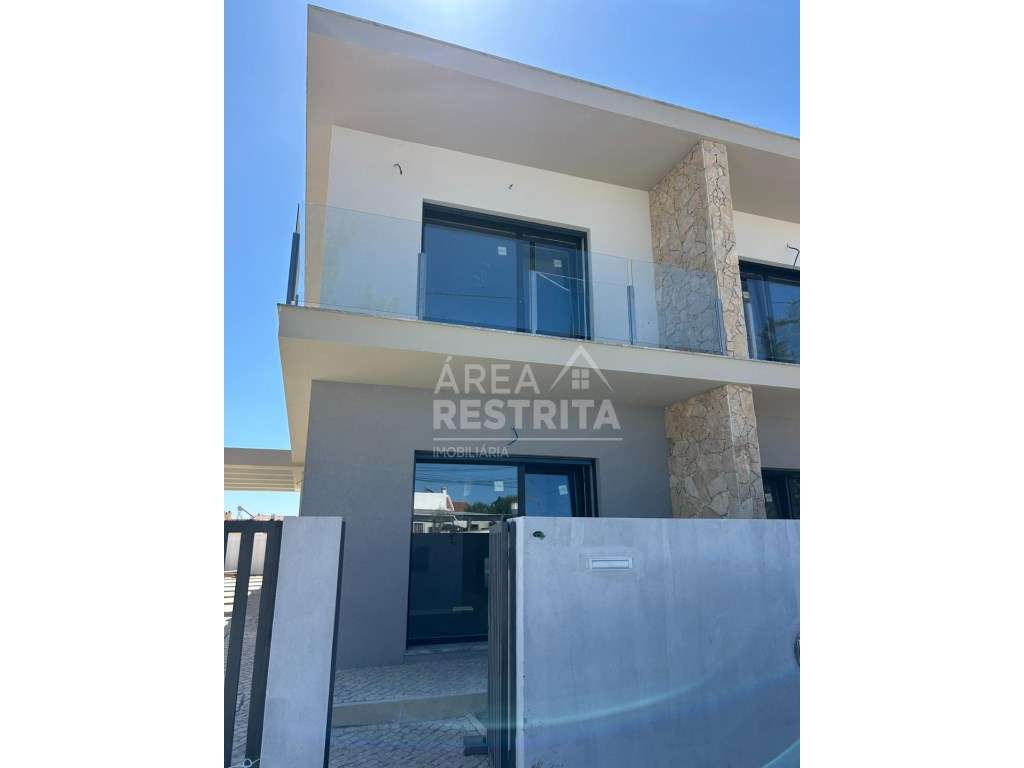 Moradia geminada T3 em construção, Fernão Ferro, Seixal. - Grande imagem: 3/42